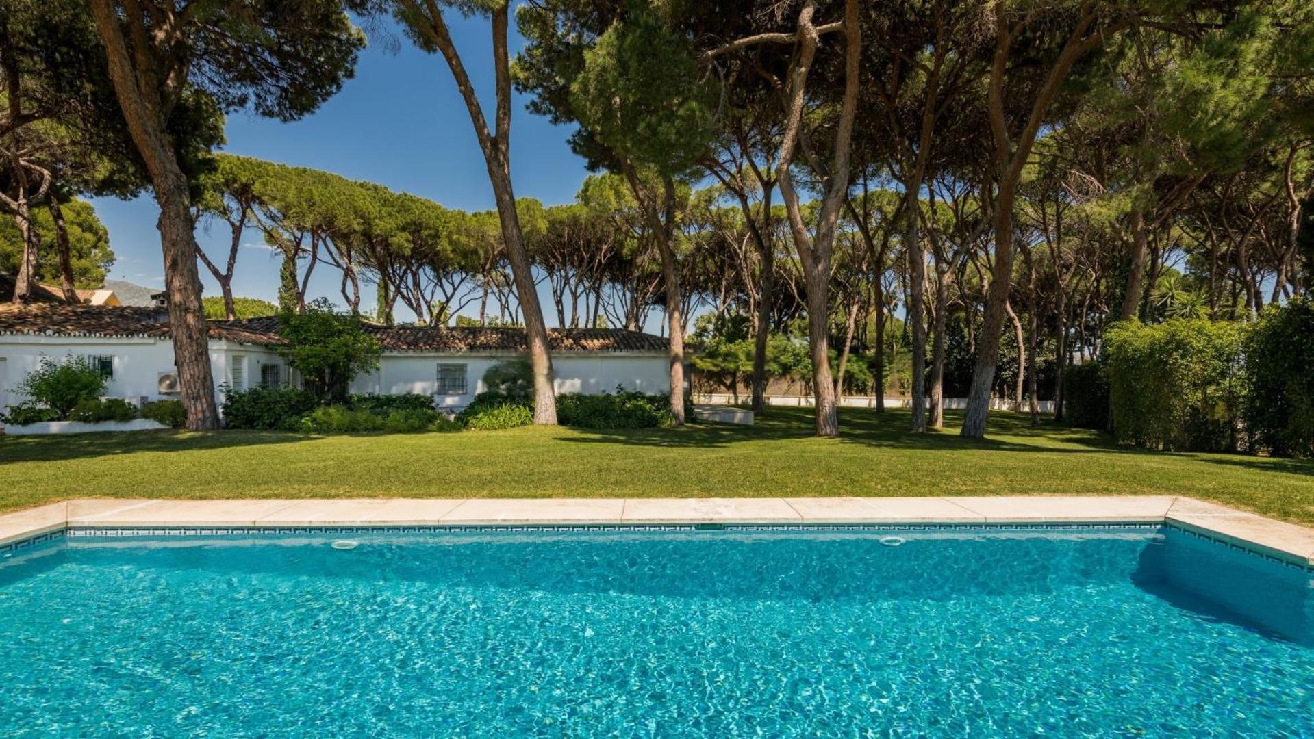Tas Chill - Puente Romano Beach Front Apartment