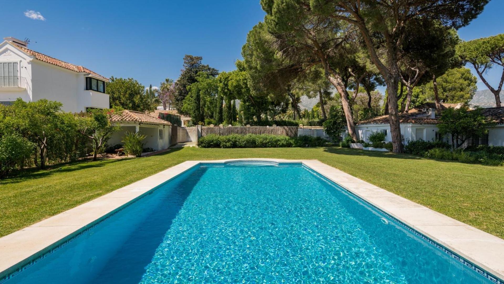 Tas Chill - Puente Romano Beach Front Apartment