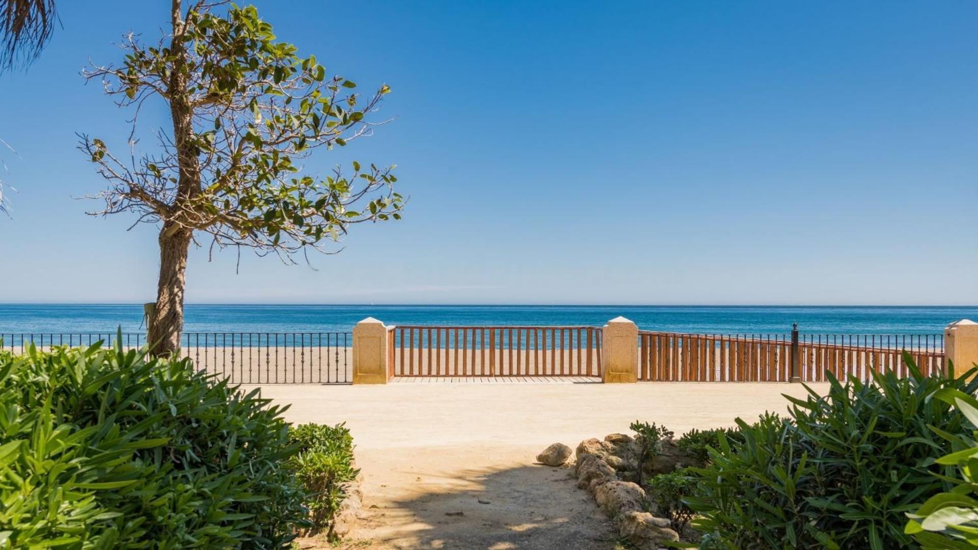 Tas Chill - Puente Romano Beach Front Apartment *